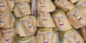 Gummimasken, die aussehen wie Trumps schreiendes Gesicht
