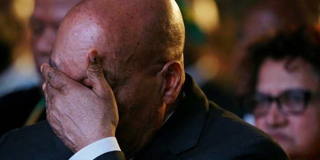 Jacob Zuma bedeckt sein Gesicht mit der Hand