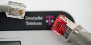 Kabel vor einem Telekom-Router