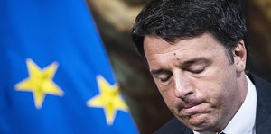 Matteo Renzi mit geschlossenen Augen neben einer Europa-Fahne