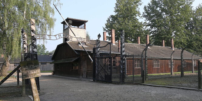 Ein Tor, über dem „Arbeit macht frei“ steht