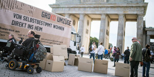 Menschen in Rollstühlen demonstrieren vor dem Brandenburger Tor