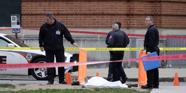 Polizisten bedecken den Körper des getöteten Amokläufers