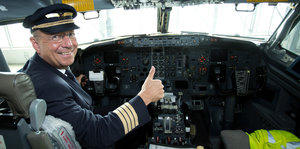 Ein Pilot im Cockpit mit erhobenem Daumen