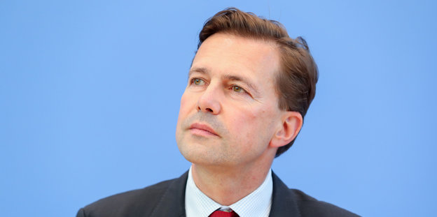 Steffen Seibert vor blauem Hintergrund