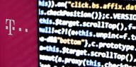 Ein Bildschirm zeigt irgendwelchen Random Computer-Code neben einem Telekom-Logo