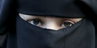Nur die Augen der Frau sind unter der schwarzen Burka zu erkennen