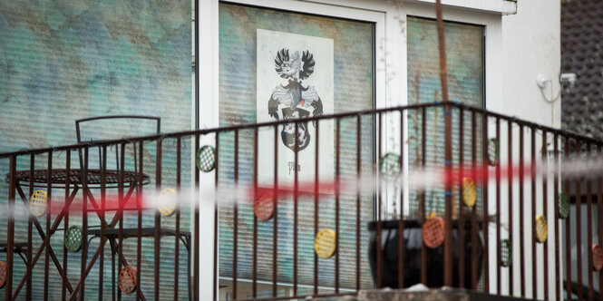 Mit rotem Flatterband ist der Balkon des Hauses in Georgensgmünd umwickelt, an dem ein Reichsbürger einen Polizisten erschoss