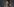 Ein Porträt der Comedian Issa Rae vor einem neutralen, grauen Hintergrund