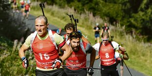 Einige Biathleten, vorneweg Erik Lesser