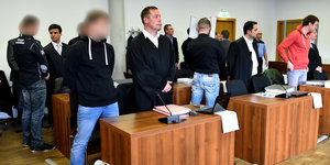 Die sechs Angeklagten mit ihren Verteidigern am Landgericht Potsdam