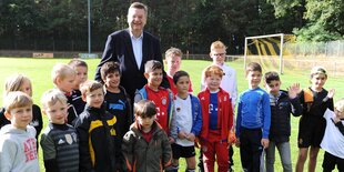 DFB-Präsident Grindel inmitten einer Kinderschar