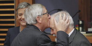 Stirnkuss von Juncker an Canete