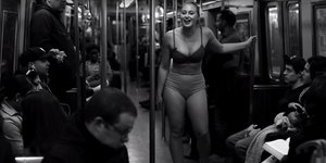Screenshot aus dem Video: eine Frau in Unterwäsche in der U-Bahn.