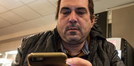 Coda-Mitbegründer Ilan Greenberg guckt in sein Smartphone