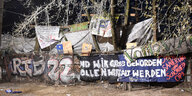 Mit Transparenten geschmückter Zaun vor der Berliner Wohnprojekt Köpi