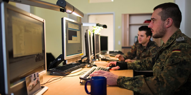 Zwei Bundeswehrfeldwebel arbeiten am Computer
