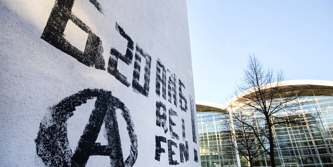 Grafitti "G20 angreifen" vor den Hamburger Messehallen