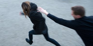 Ein Mann rennt einer panisch flüchtenden Frau hinterher und grapscht nach ihr