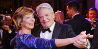 Bundespräsident Gauck und Lebensgefährtin Daniela Schadt tanzen beim Bundespresseball
