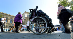 Menschen mit Behinderung vor dem Brandenburger Tor