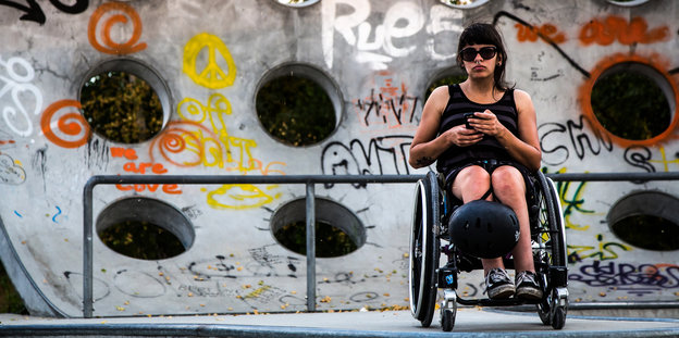 Frau im Rollstuhl auf der Skaterstrecke