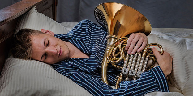 Ein Mann mit Horn im Bett