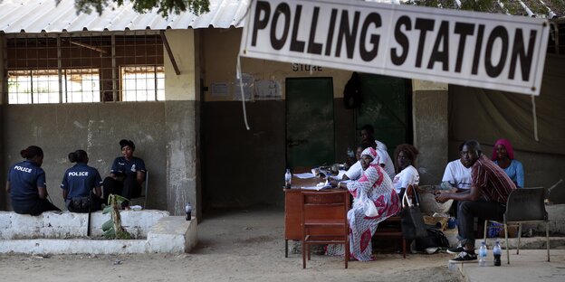 ein Wahllokal mit dem Schriftzug Polling Station