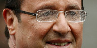 Francois Hollande mit klatschnasser Brille