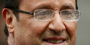 Francois Hollande mit klatschnasser Brille