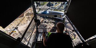 Ein Kranführer schaut auf einer Baustelle