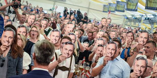 Politiker Norbert Hofer und viele Anhänger mit Hofer-Masken