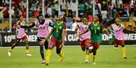 Jubelende Spielerinnen der kamerunsichen Mannschaft im Stadion in der Hauptstadt Kameruns Yaoundé. Im Hintergrund jubelnde Fans.