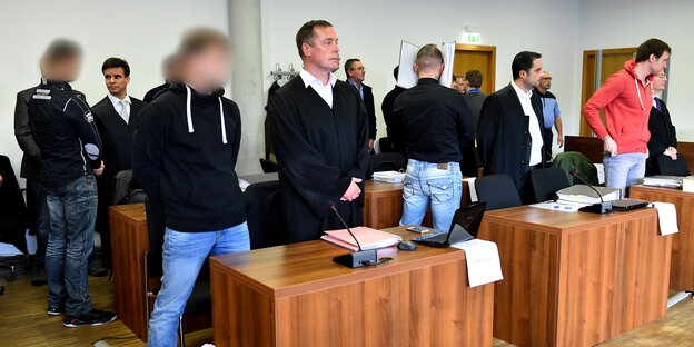die sechs Angeklagten und ihre Verteidiger im Gerichtssaal
