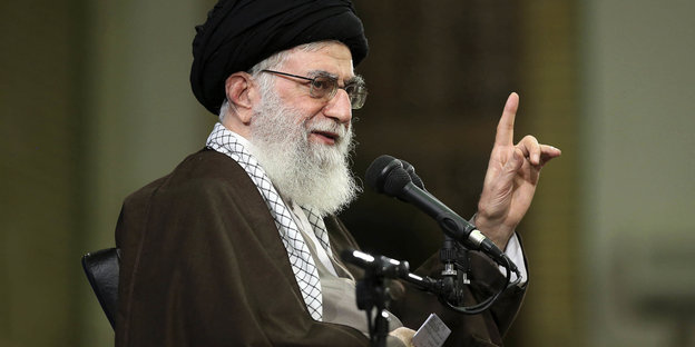 Ali Khamenei mit erhobenem Finger