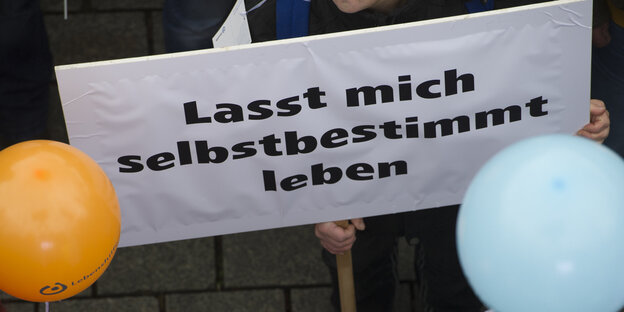 Demonstrant in Berlin zum Teilhabegesetz