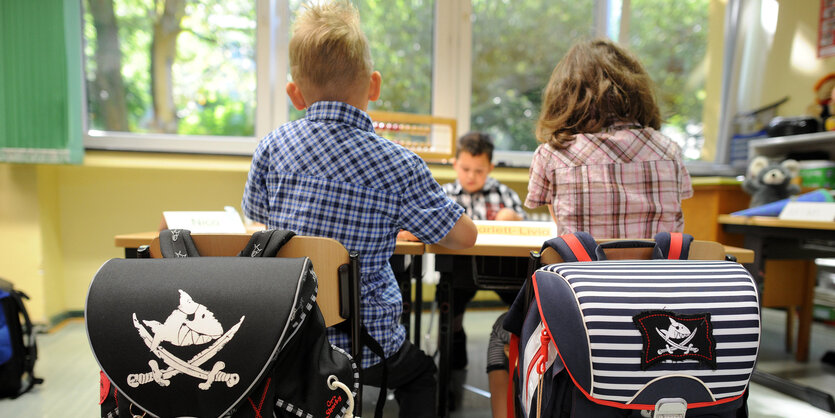 zwei Kinder in einem Schulzimmer