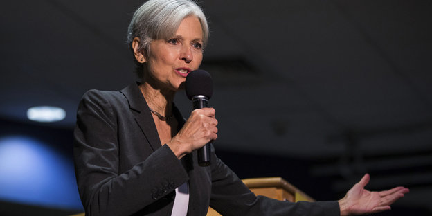 Jill Stein mit einem Mikrofon in der Hand