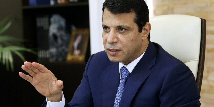 Mohammed Dahlan mit erhobener Hand