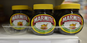 Marmite-Packungen in einem Supermarktregal