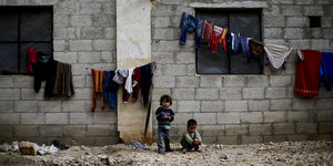Zwei Kinder stehen auf der Straße im Süden von Aleppo