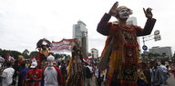 Demonstant*innen demosntrieren verkleidet in Jakarta