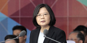 Taiwans Präsidentin Tasi Ing-wen vor einem Mikrofon