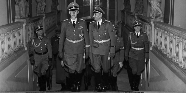 Schwarz-Weiß-Aufnahme von NS-Funktionären in Uniformen