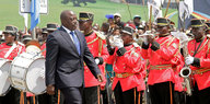 Kongos Präsident Joseph Kabila nimmt eine Militärparade ab