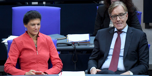 Sahra Wagenkecht und Dietmar Bartsch sitzen im Bundestag