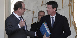 Manuel Valls und Francois Hollande unterhalten sich