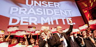 Alexander Van der Bellen vor seinen Anhängern und einer rot-weiß-roten Wandprojektion