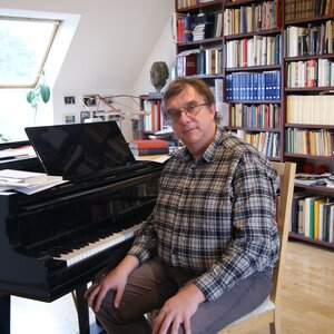 Ein Mann sitzt an eine Klavier Ein Mann sitzt an eine Klavier