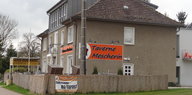 Gebäude mit Banner: "Taverne Mescherin"